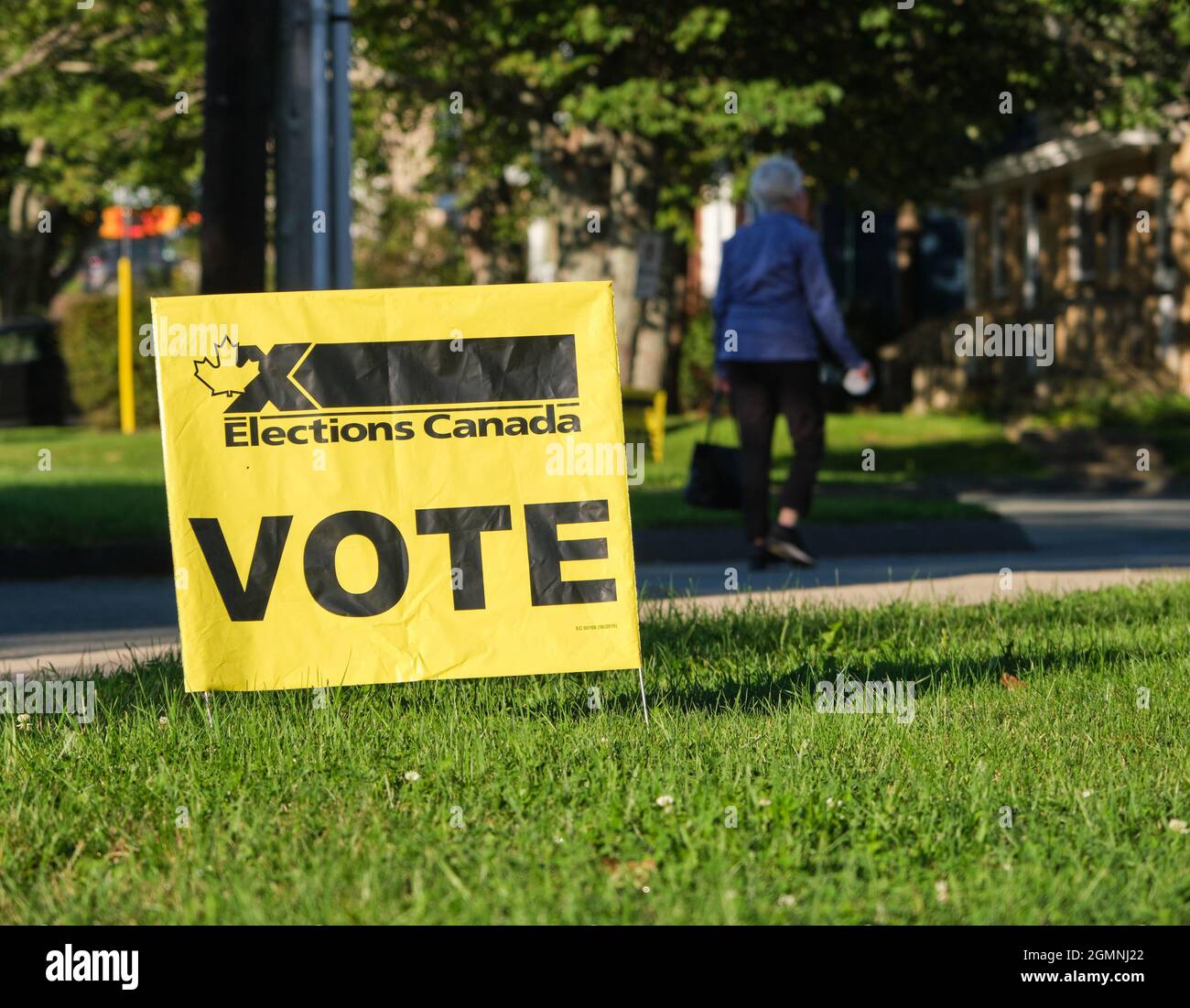 Halifax, Nova Scotia, Kanada. September 2021. Die Wähler gehen zu einem Wahllokal in Halifax, während die Kanadier nach einer hart umkämpften Kampagne, während die Covid-Krise weiterhin dominiert, an der Umfrage teilnehmen. Da Umfragen zeigen, dass sowohl die Liberalen als auch die Konservativen einen Hals über den Kopf haben, ist es nun an den Wählern, das 44. Kanadische Parlament zu entscheiden. Kredit: Meanderingemu/Alamy Live Nachrichten Stockfoto