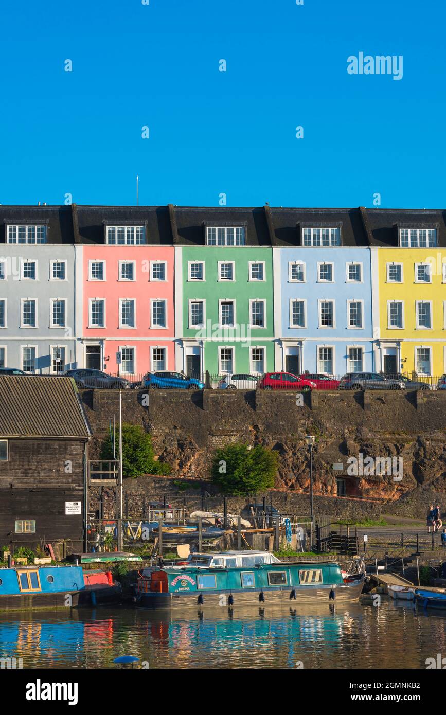 Häuser in Bristol, Blick auf farbenfrohe Reihenhäuser in der Redcliffe Parade, die über dem Fluss Avon im Zentrum von Bristol, England, liegt Stockfoto