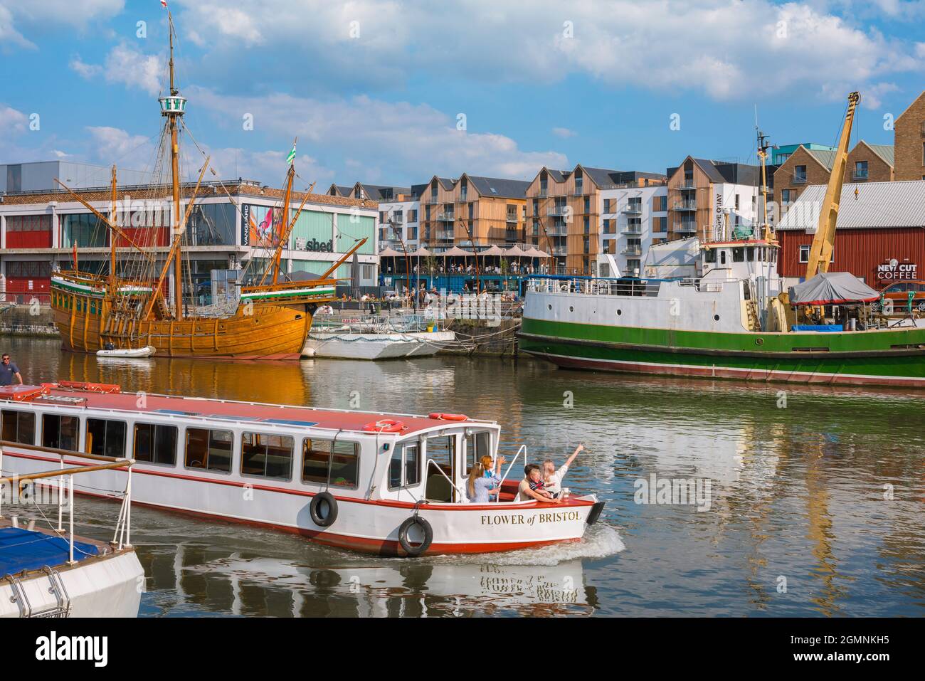 Bristol Tourismus, Blick im Sommer von Menschen genießen eine Tour mit dem Boot durch die historische Bristol Harbourside Gegend, England, Großbritannien Stockfoto