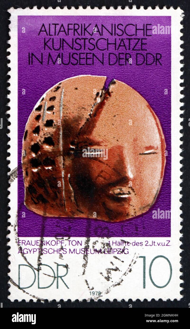 DDR - CA. 1978: Ein in der DDR gedruckter Stempel zeigt den Kopf der Frau, Keramik, afrikanische Kunst aus dem 1. Jahrhundert im Ägyptischen Museum Leipzig, ca. 1978 Stockfoto