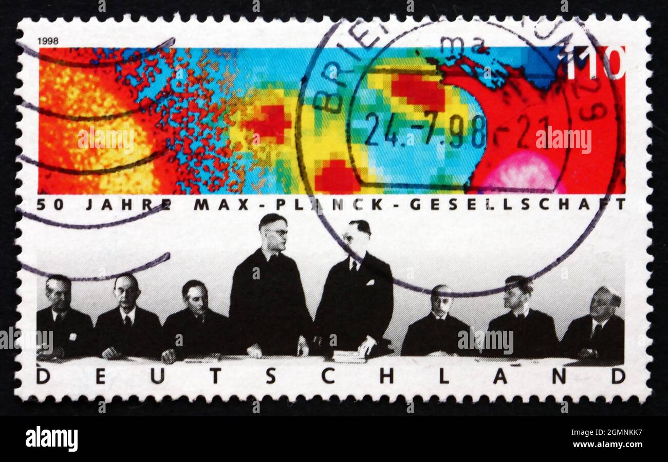 DEUTSCHLAND - CIRCA 1998: Ein in Deutschland gedruckter Stempel zeigt Max-Planck-Gesellschaft zur Förderung der Wissenschaft, 50. Jahre, circa 1998 Stockfoto