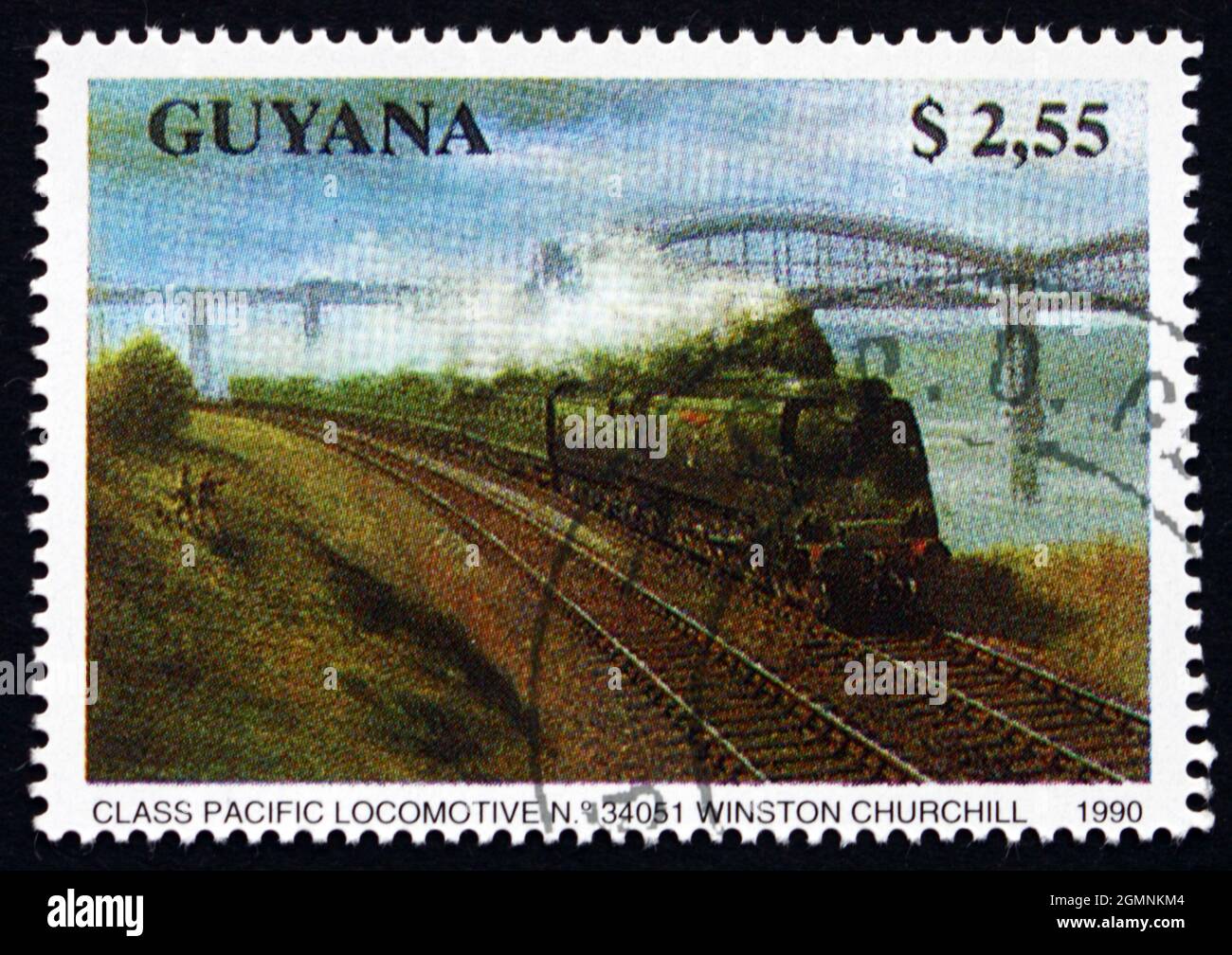 GUYANA - UM 1990: Eine in Guyana gedruckte Marke zeigt Class Pacific, 34051 Winston Churchill, Lokomotive, um 1990 Stockfoto