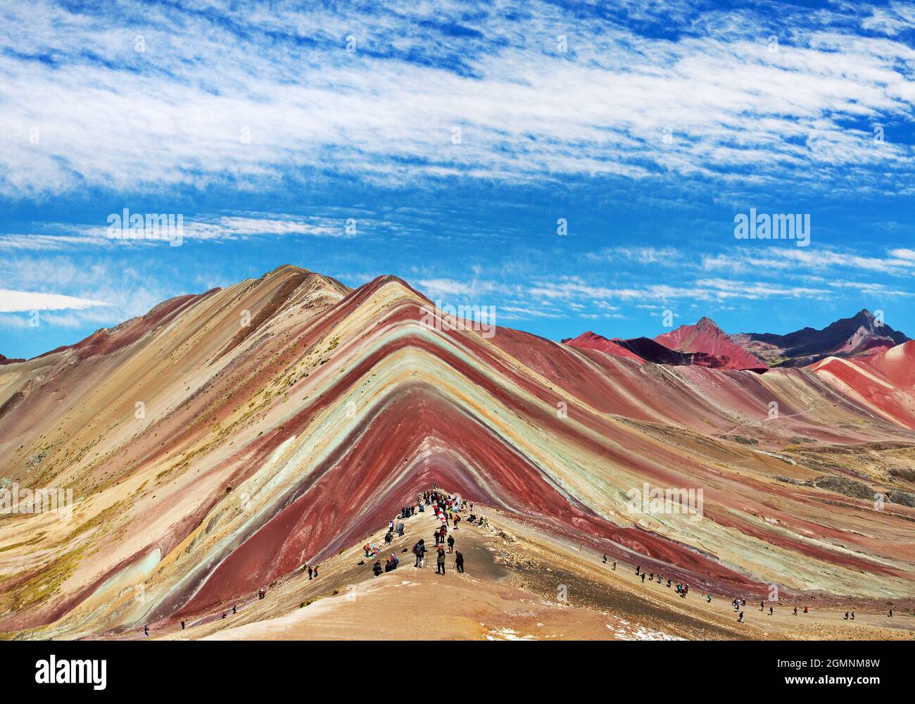 Rainbow Mountain oder Vinicunca Montana de Siete Colores und schönen Himmel, Cuzco oder Cusco Region in Peru, peruanischen Anden, Panoramablick Stockfoto