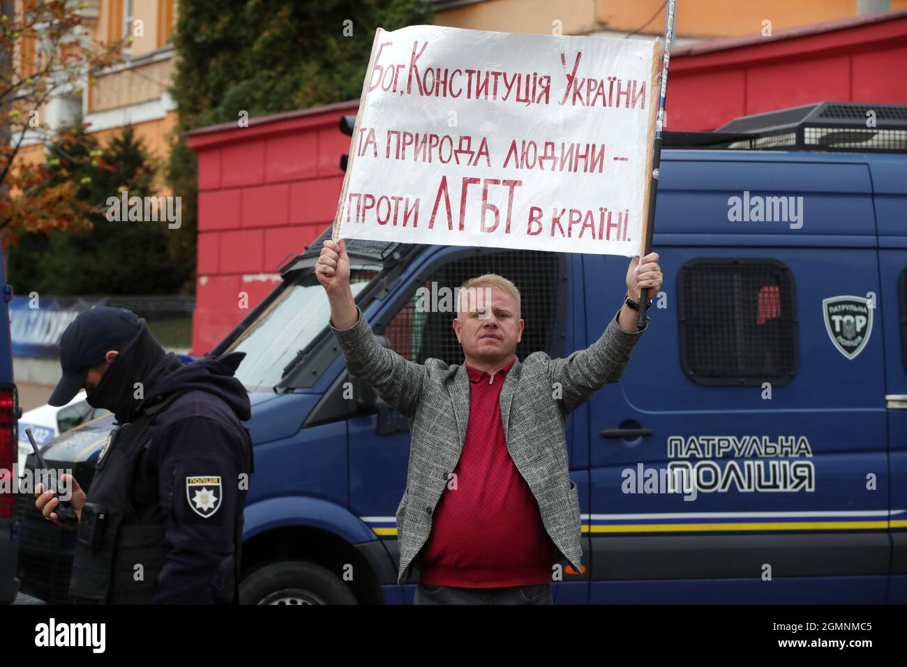 Non Exclusive: Aktivisten halten die Regenbogenfahne auf der Volodymyrska Street während des Equality Marsches, der zur Unterstützung der LGBTQ-Gemeinschaft unter Th durchgeführt wurde Stockfoto