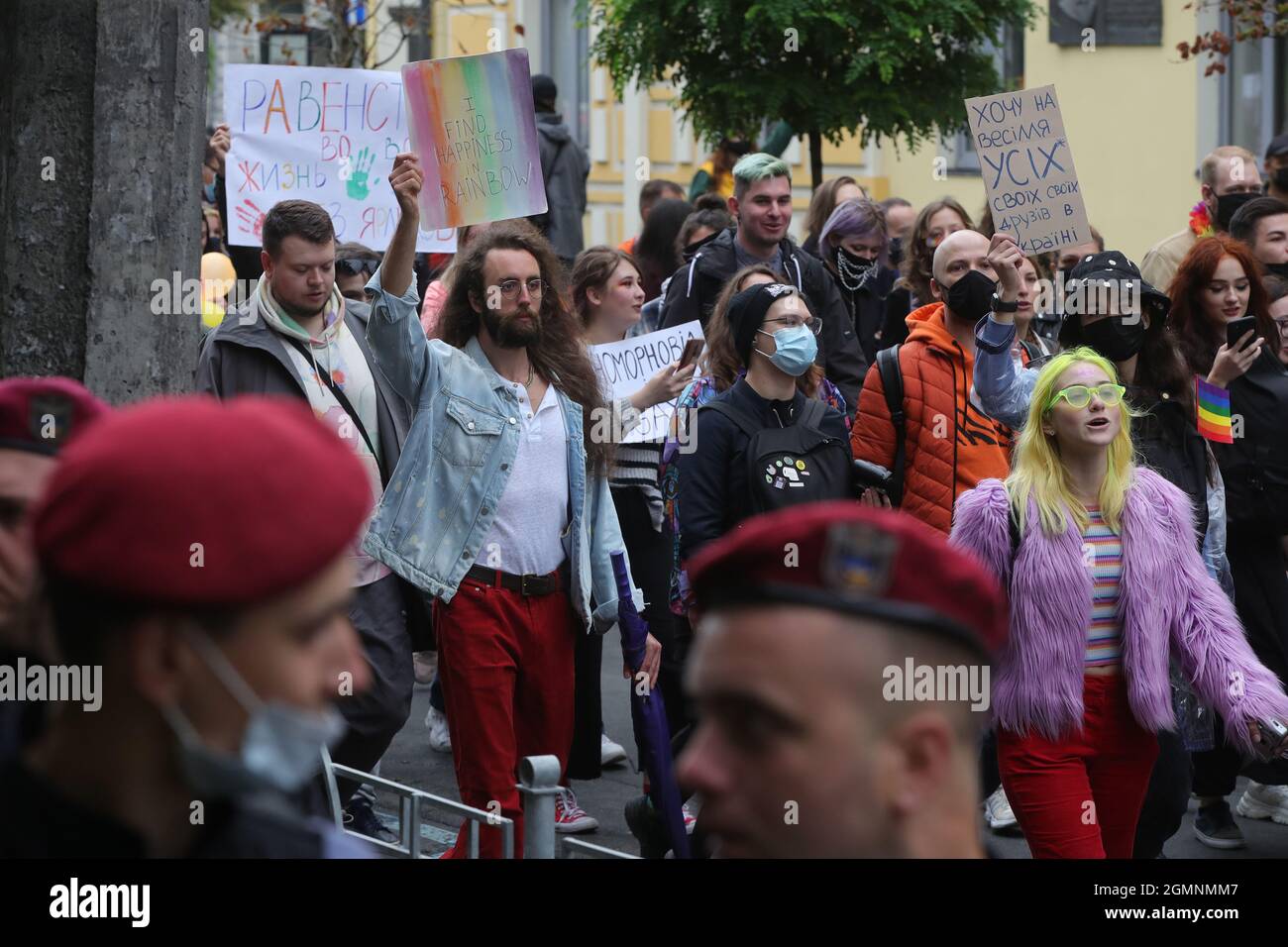 Non Exclusive: Aktivisten halten die Regenbogenfahne auf der Volodymyrska Street während des Equality Marsches, der zur Unterstützung der LGBTQ-Gemeinschaft unter Th durchgeführt wurde Stockfoto