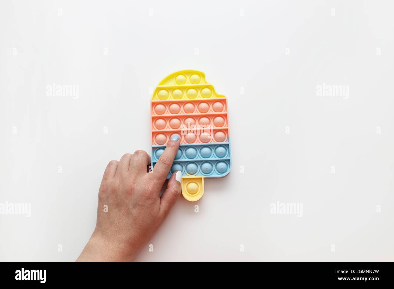 Eis Pop it Fidget Spielzeug Antistress für Kinder und Erwachsene auf grauem  Hintergrund Stockfotografie - Alamy