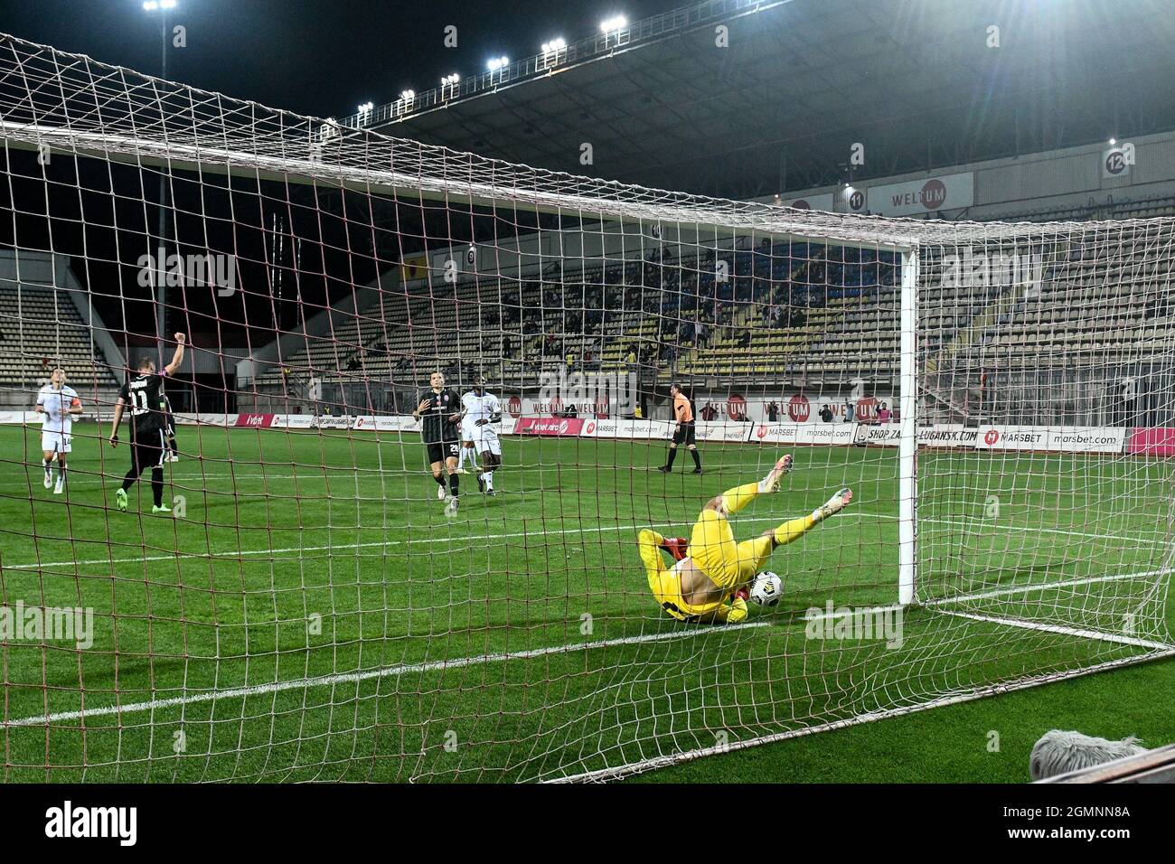 ZAPORISCHSCHSCHJA, UKRAINE - 19. SEPTEMBER 2021 - Torhüter Oleksii Palamarchuk (C) des FC Chornomorez Odesa versucht, während des 2021/2022 Stockfoto