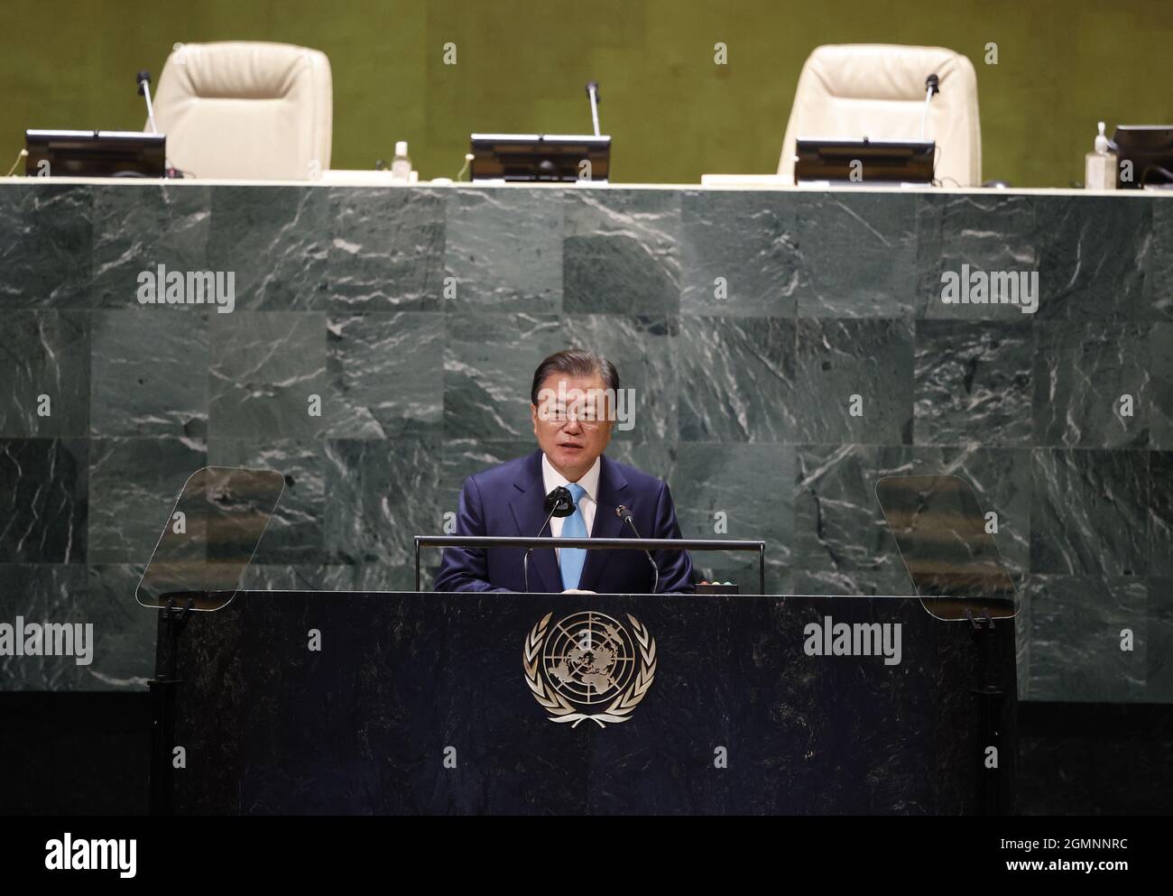 New York, Usa. September 2021. Der Präsident der Republik Korea, Moon, Jae-in, spricht bei der SDG Moment Veranstaltung im Rahmen der 76. Generalversammlung der Vereinten Nationen Generaldebatte in der UN Generalversammlung Hall am Montag, dem 20. September 2021 in New York City. Nachhaltige Entwicklungsziele (SDG) sind ein Entwurf für die Bekämpfung von Armut und Hunger und die Bewältigung der Klimakrise. Foto von John Angelillo/UPI Credit: UPI/Alamy Live News Stockfoto