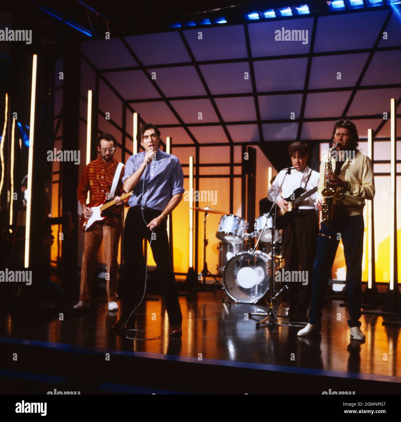 Roxy Music, britische Artrock-Band mit Leadsänger Bryan Ferry, bei einem Fernsehauftritt in Deutschland, 1982. Stockfoto