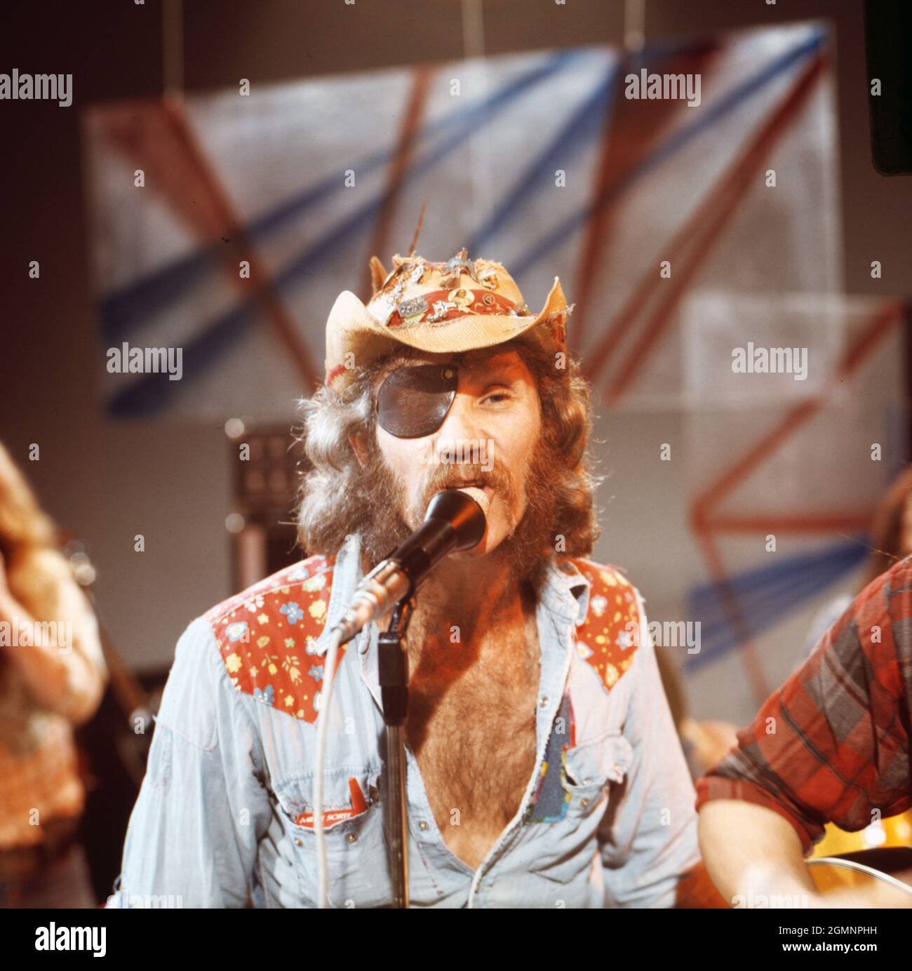 Ray Sawyer, Sänger von Dr. Hook and The Medicine Show, amerikanische Pop-Country-Rockband, bei einem Fernsehauftritt in Deutschland, um 1974. Stockfoto