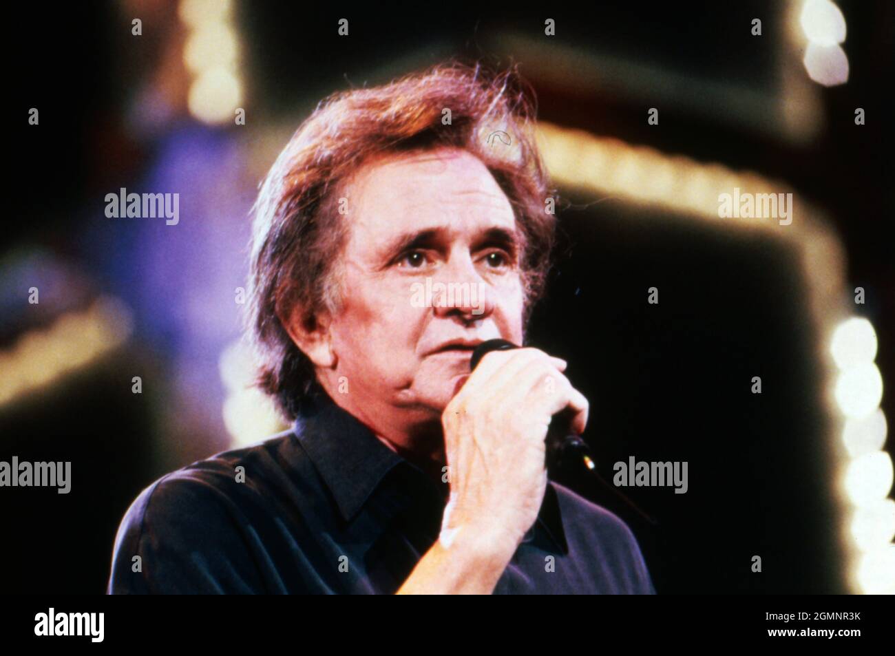 Johnny Cash, amerikanischer Countrysänger und Songschreiber, bei einem Auftritt in Deutschland 1992. Der amerikanische Country-Sänger und Songwriter Johnny Cash tritt im deutschen Fernsehen auf, Deutschland 1992. Stockfoto