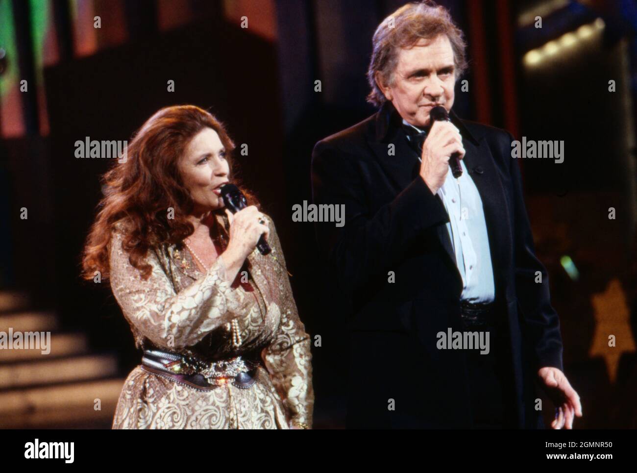 Johnny Cash, amerikanischer Countrysänger und Songschreiber, mit Ehefrau June Carter bei einem Auftritt im deutschen Fernsehen, Deutschland, um 1992. Der amerikanische Country-Sänger und Songwriter Johnny Cash tritt mit seiner Frau June im deutschen Fernsehen auf, Deutschland 1992. Stockfoto