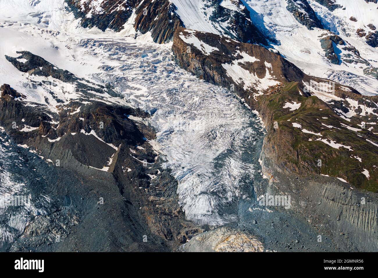 Eisbruch und Endmoräne am Gornergletscher vom Gornergrat aus gesehen, einem felsigen Bergrücken der Pennine Alpen oberhalb von Zermatt, Wallis, Schweiz Stockfoto