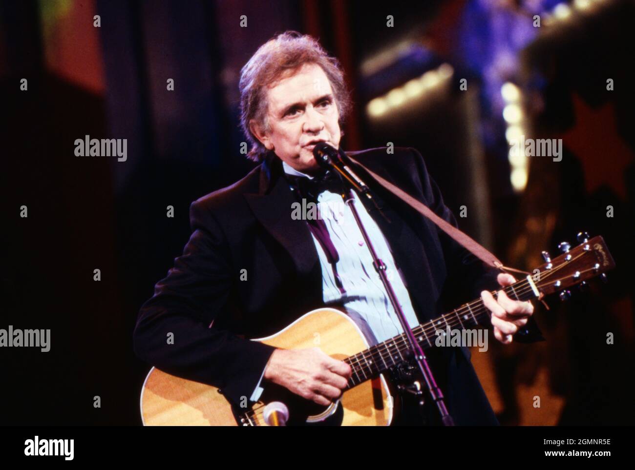 Johnny Cash, amerikanischer Countrysänger und Songschreiber, bei einem Auftritt in Deutschland 1992. Der amerikanische Country-Sänger und Songwriter Johnny Cash tritt im deutschen Fernsehen auf, Deutschland 1992. Stockfoto
