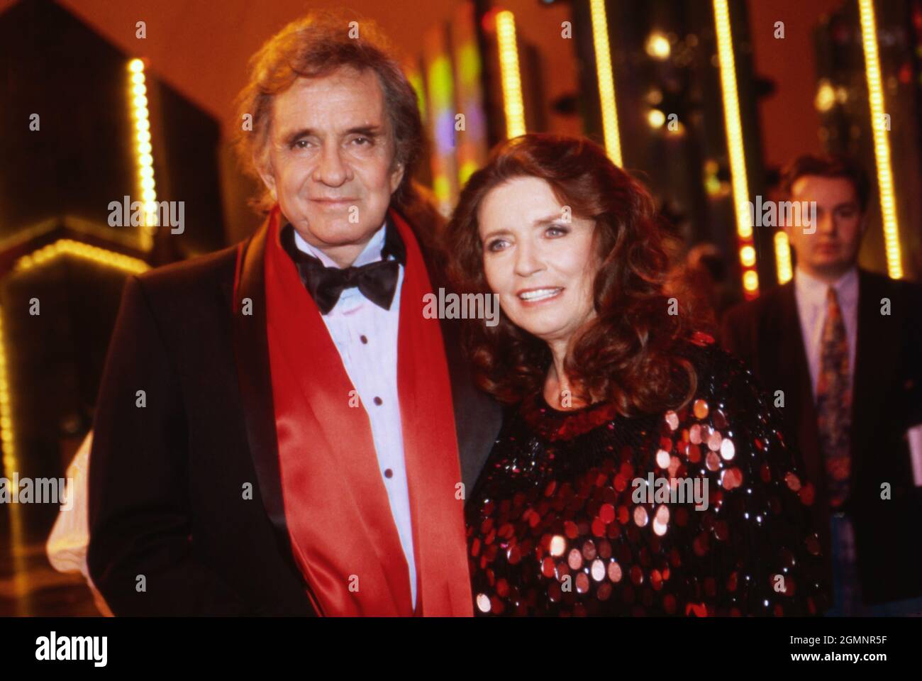 Johnny Cash, amerikanischer Countrysänger und Songschreiber, mit Ehefrau June Carter bei einem Auftritt im deutschen Fernsehen, Deutschland, um 1992. Der amerikanische Country-Sänger und Songwriter Johnny Cash tritt mit seiner Frau June im deutschen Fernsehen auf, Deutschland 1992. Stockfoto