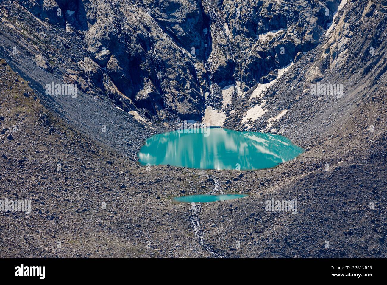 Ein kleiner grüner Schmelzwassersee in der Endmoräne am Gornergletscher vom Gornergrat aus gesehen in den Pennine Alps, Zermatt, Wallis, Schweiz Stockfoto