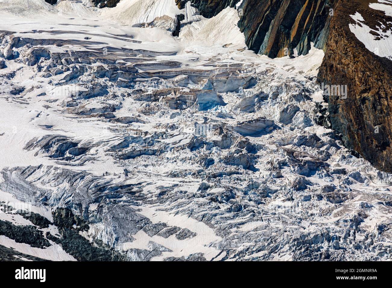 Detail des Eisfalles am Gornergletscher vom Gornergrat aus gesehen, einem felsigen Kamm der Pennine Alps südöstlich von Zermatt, Wallis, Schweiz Stockfoto