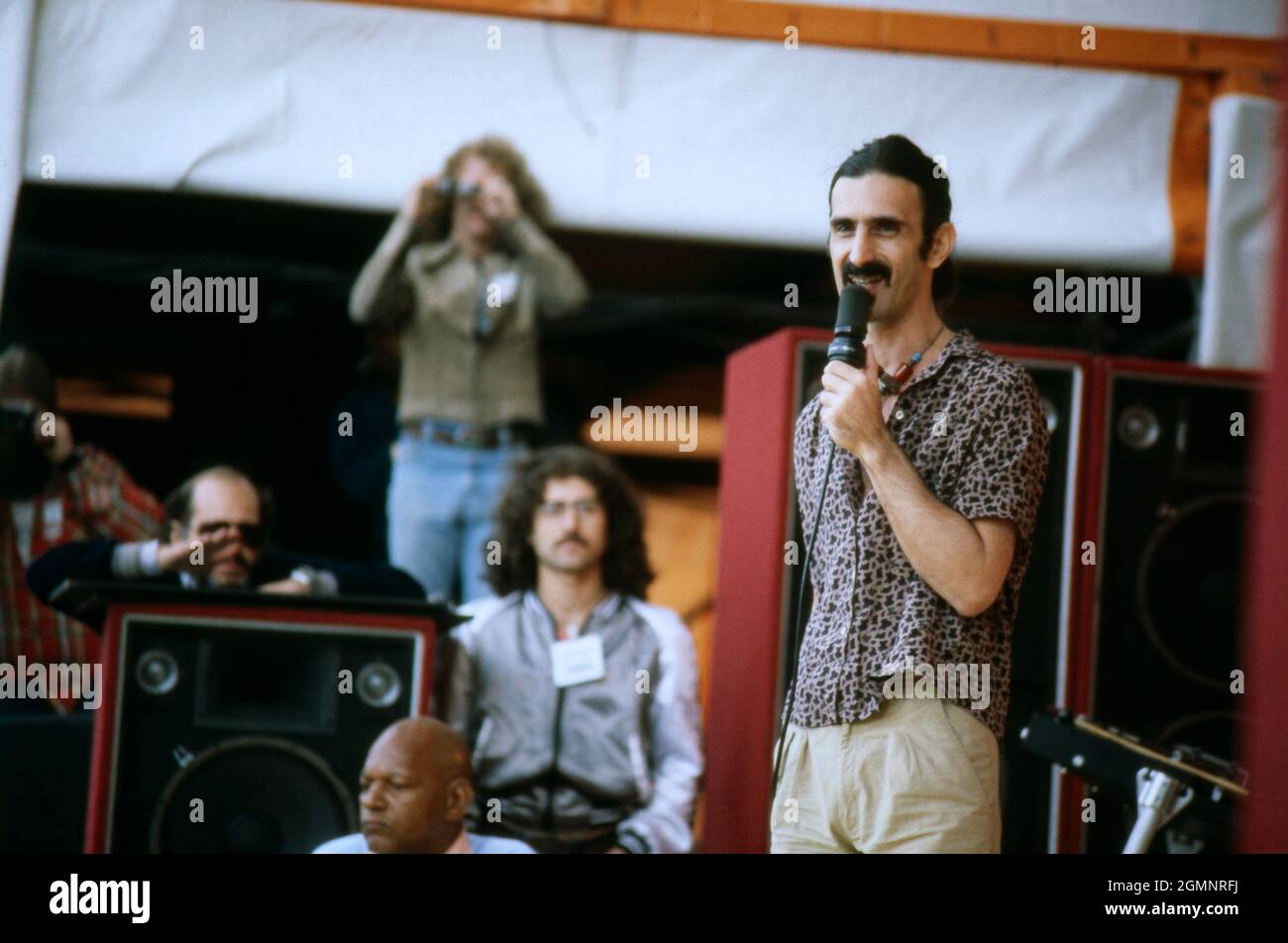Frank Zappa, amerikanischer Musiker, Gitarrist, spielt Jazzrock, Blues, Avantgarde, Art Rock, hier bei einem Konzert um 1980. Frank Zappa, amerikanischer Musiker, Gitarrist, spielt Jazz-Rock, Blues, Avantgarde, Art Rock, hier eine Bühne bei einem Konzert um 1980. Stockfoto