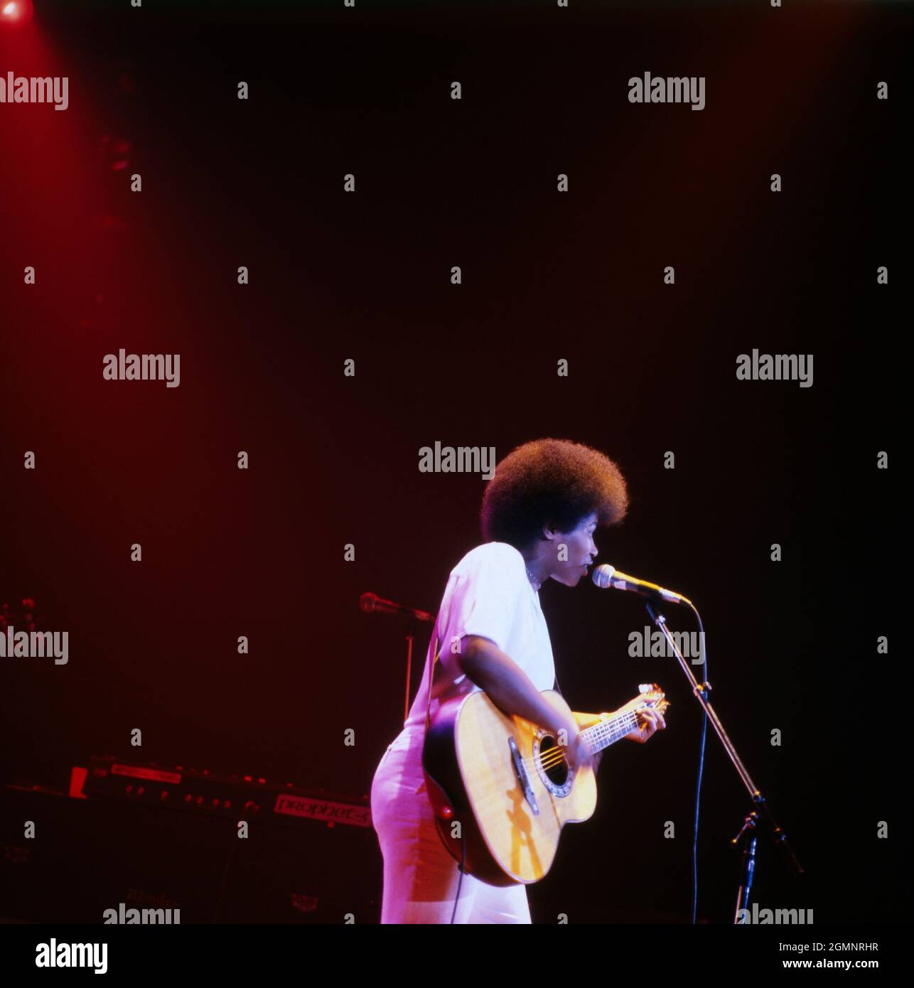 Joan Armatrading, britische Rock und Folk Sängerin, auf der Bühne, 1980. Joan Armatrading, britische R&B, Rock- und Folk-Sängerin, auf der Bühne, 1980. Stockfoto