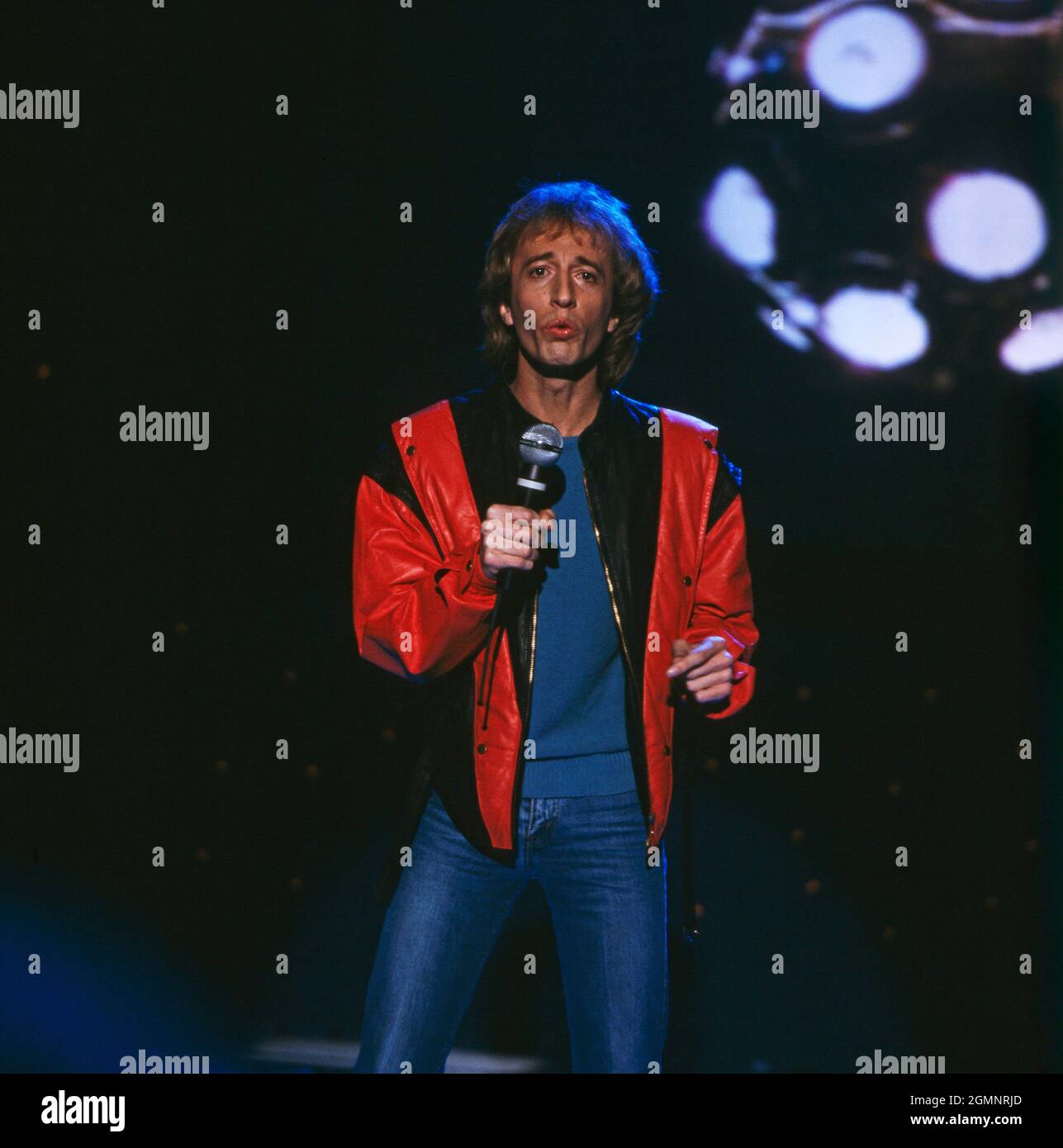 Robin Gibb, britischer Sänger und Komponist, erfolgreich auch als Leadsänger der Popgruppe Bee Gees, im Bild bei einem Soloauftritt in der ZDF Musiksendung: Na sowas, 1984. Robin Gibb, britischer Sänger und Komponist, ebenfalls erfolgreich als Leadsänger der Popgruppe Bee Gees, abgebildet bei einem Soloauftritt im ZDF-Musikprogramm: Na sowas, 1984. Stockfoto