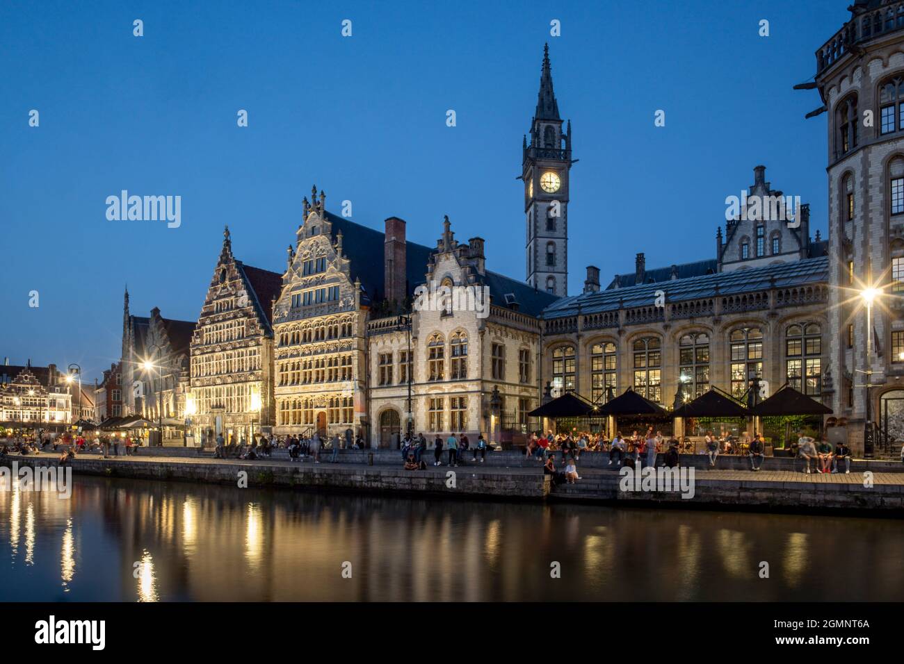 Historisches Zentrum von Gent am Abend, Ganslei Kai, Rathaus der Vrije Schippers, mittelalterliche Häuser, Gent, Flandern, Belgien, Europa Stockfoto