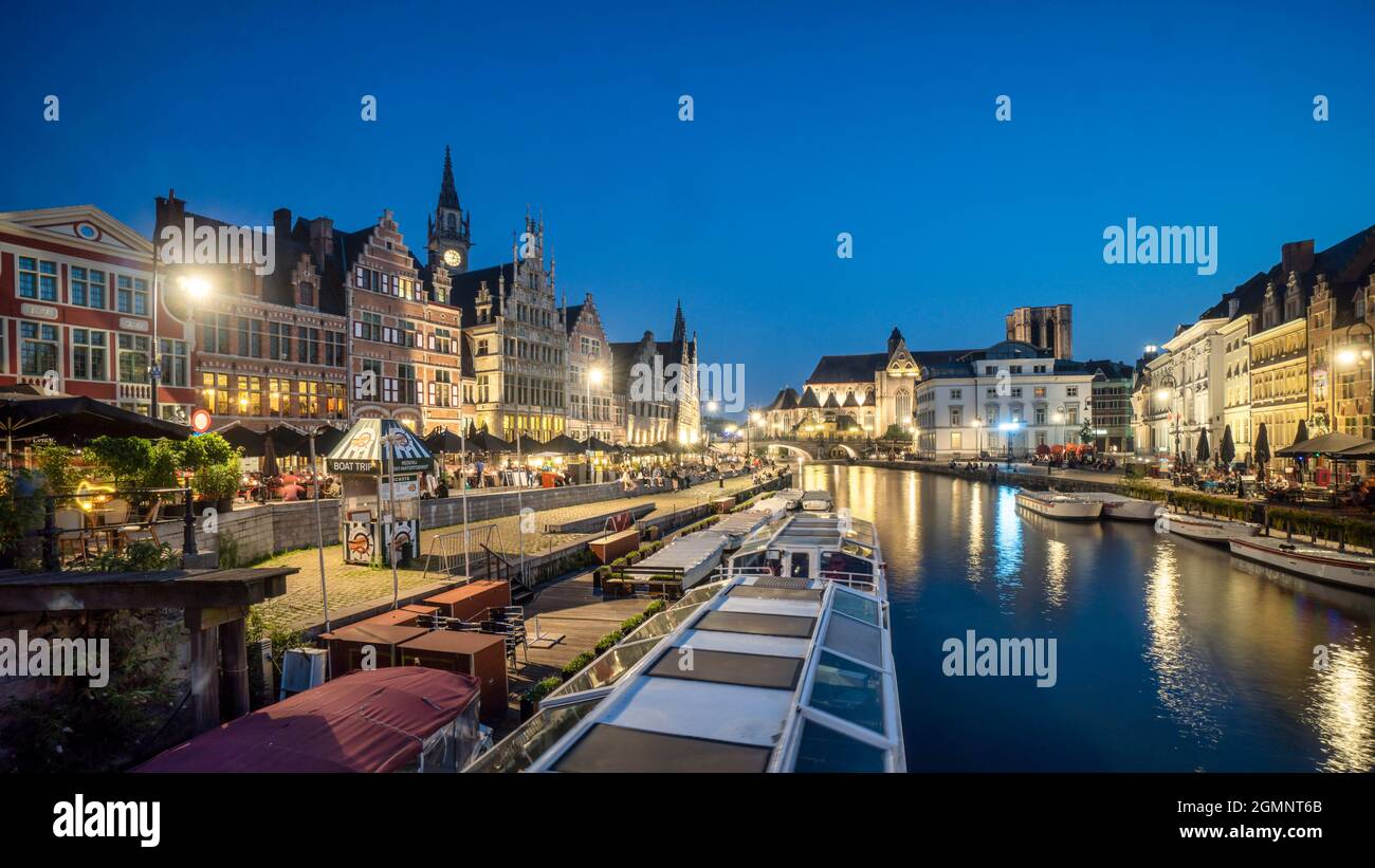 Historisches Zentrum von Gent am Abend, Ganslei Kai, Blick von der Grasbrug, Ausflugsboote, mittelalterliche Häuser, Gent, Flandern, Belgien, Europa Stockfoto