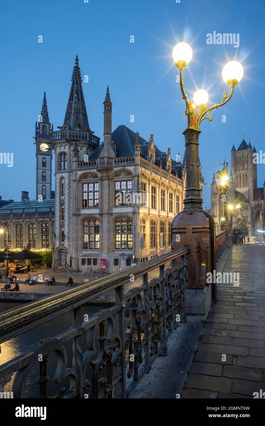 historisches Zentrum von Gent, Sint Michielsbrücke Brücke über den Fluss Leie, Zannier Hotels 1898 die Post, Gent, Flandern Belgien Stockfoto