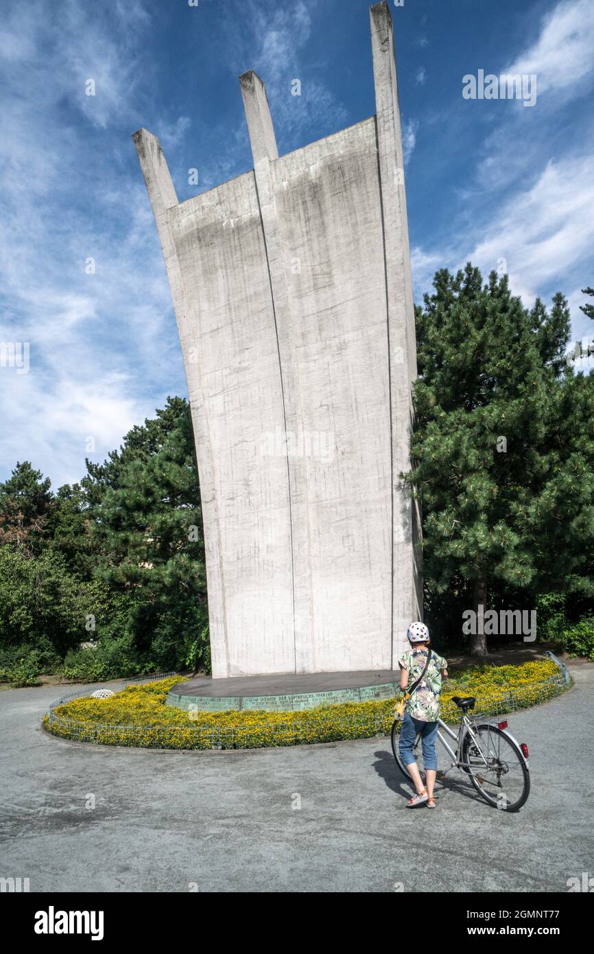 Platz der Luftbrücke, Luftbrückenkmal, Frau mit Fahrrad, Tempelhof, Berlin, Hungerharke, Deutschland, Stockfoto