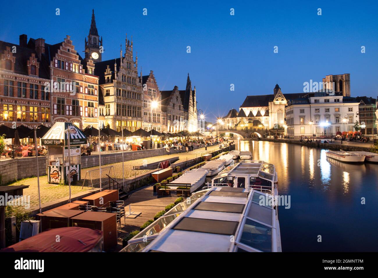 Historisches Zentrum von Gent am Abend, Ganslei Kai, Blick von der Grasbrug, Ausflugsboote, mittelalterliche Häuser, Gent, Flandern, Belgien, Europa Stockfoto