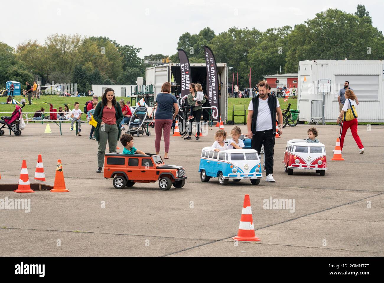 Innovative Elektromobilität auf dem Tempelhofer Feld. Elektrische Kinderautos, VW Bulli, Stockfoto