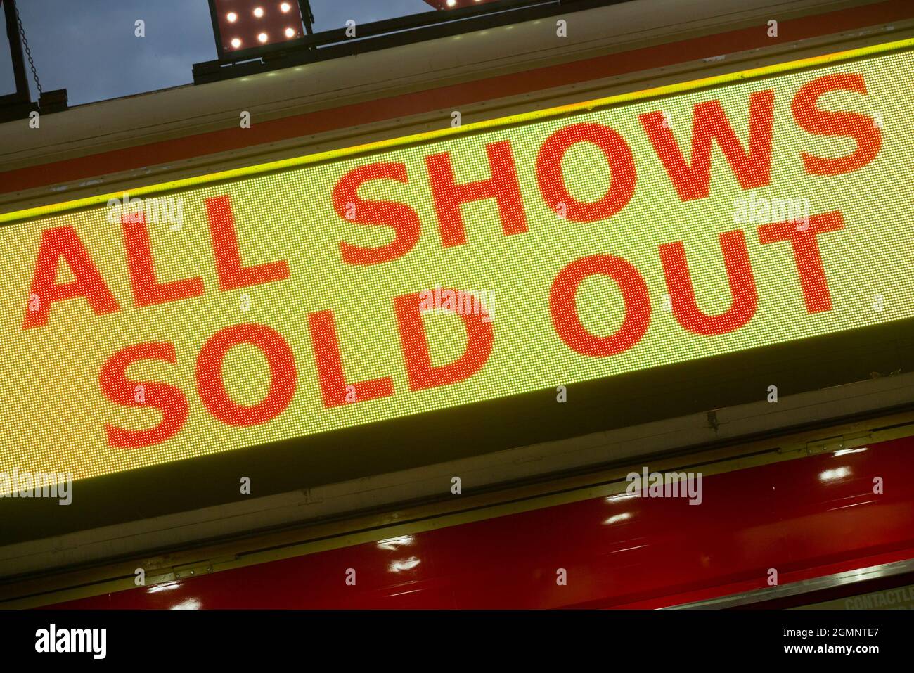 Alle Shows ausverkauft / ausverkauft / Ausverkauf Show beleuchtete Anzeigetafel über dem Ticketschalter eines Wanderzirkus, in Twickenham (127) Stockfoto