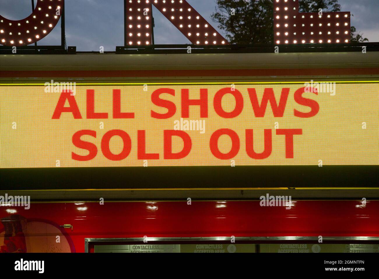 Alle Shows ausverkauft / ausverkauft / Ausverkauf Show beleuchtete Anzeigetafel über dem Ticketschalter eines Wanderzirkus, in Twickenham (127) Stockfoto