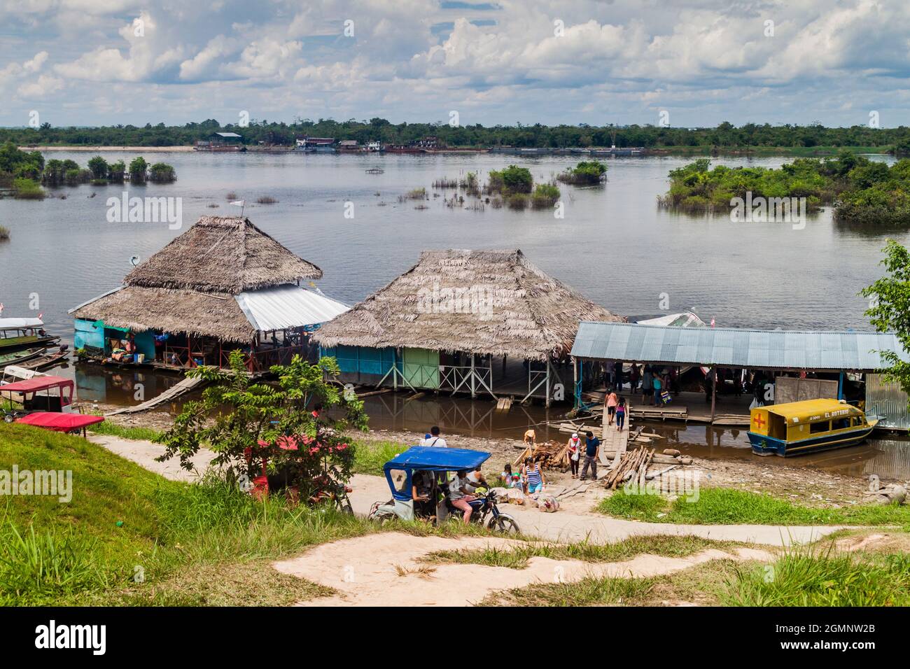 PADRE COCHA, PERU - 19. JUNI 2015: Blick auf den Flusshafen im Dorf Padre Cocha bei Iquitos, Peru Stockfoto