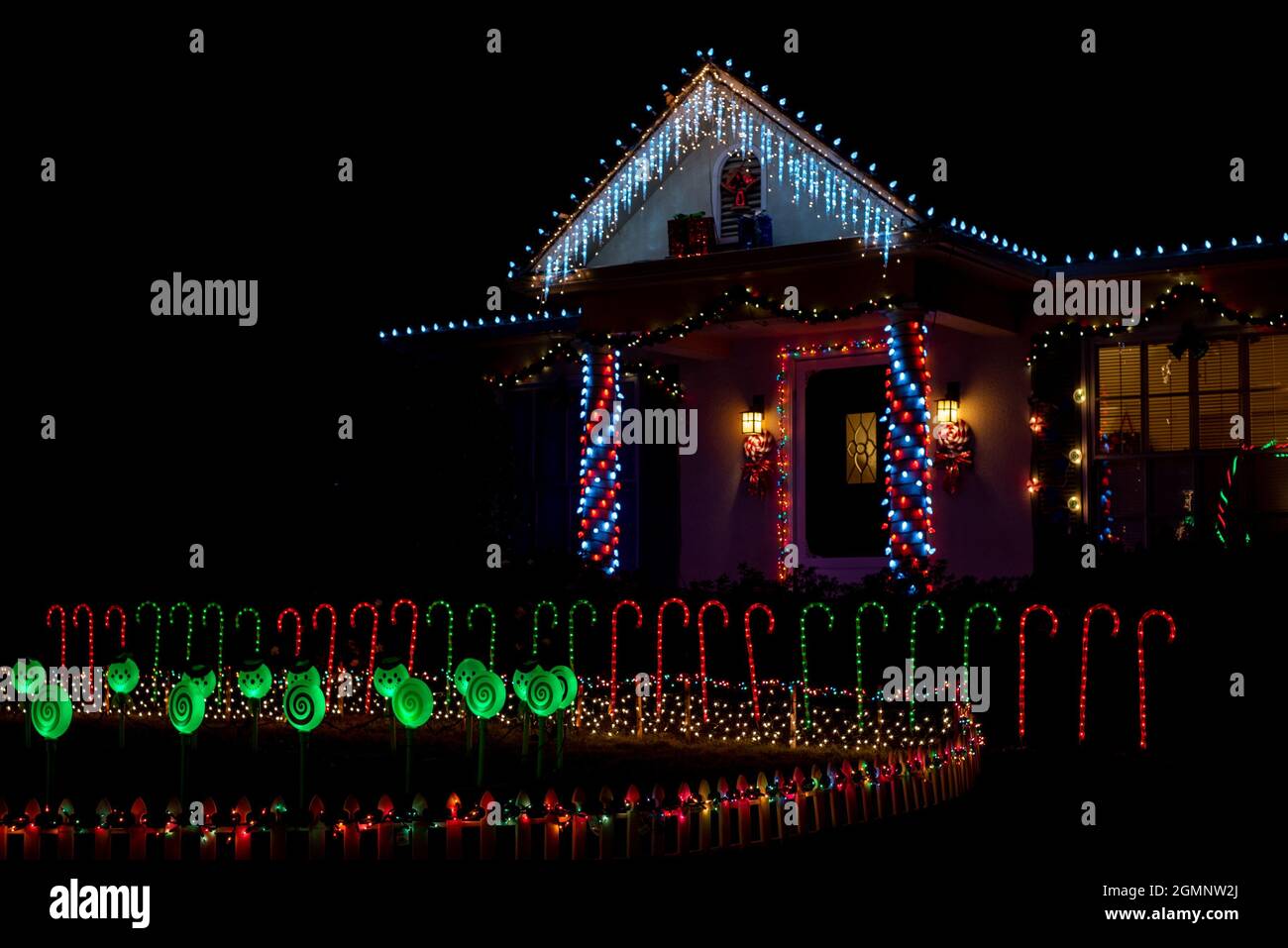 Fabelhafte vierziger Jahre in Sacramento, Haus zu Weihnachten mit bunten LED-Lichtern dekoriert, Nachtfotografie Stockfoto