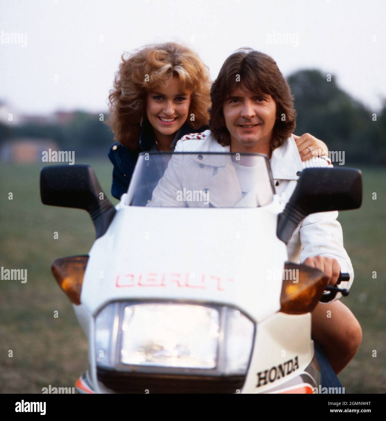 Bernd Clüver, deutscher Schlagersänger, bei einem Motorradausflug mit Ehefrau Ute Kittelberger, Deutschland um 1982. Der deutsche Schlagersänger Bernd Cluever genießt mit seiner Frau Ute Kittelberger eine Motorradreise, Deutschland um 1982. Stockfoto