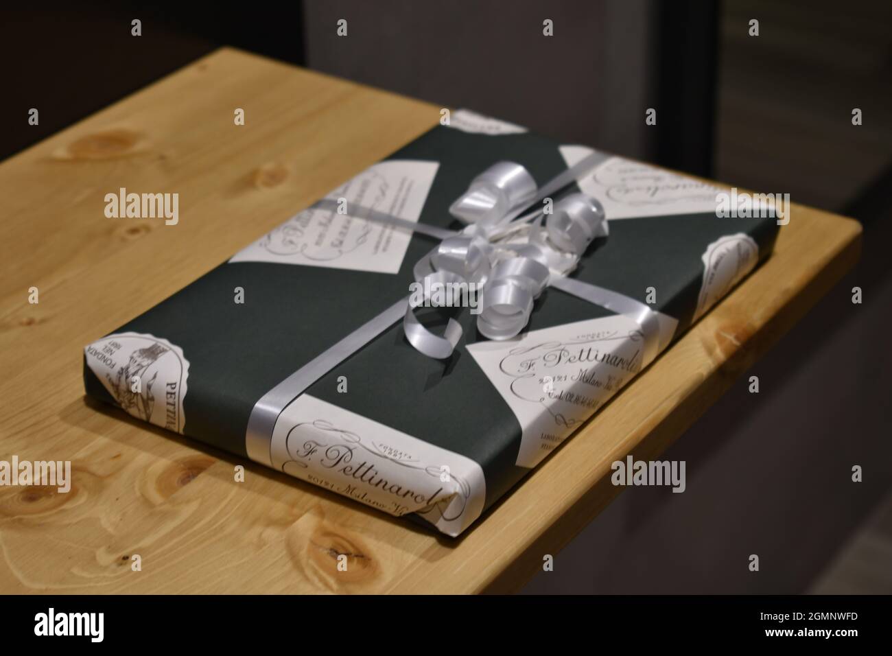 Geschenk verpackt Buch auf einem Tisch Stockfoto