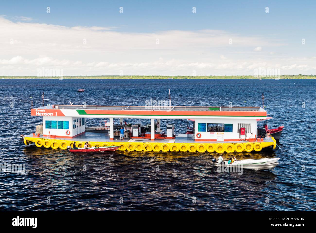 MANAUS, BRASILIEN - 27. JULI 2015: Schwimmende Tankstelle im Hafen von Manaus, Brasilien Stockfoto