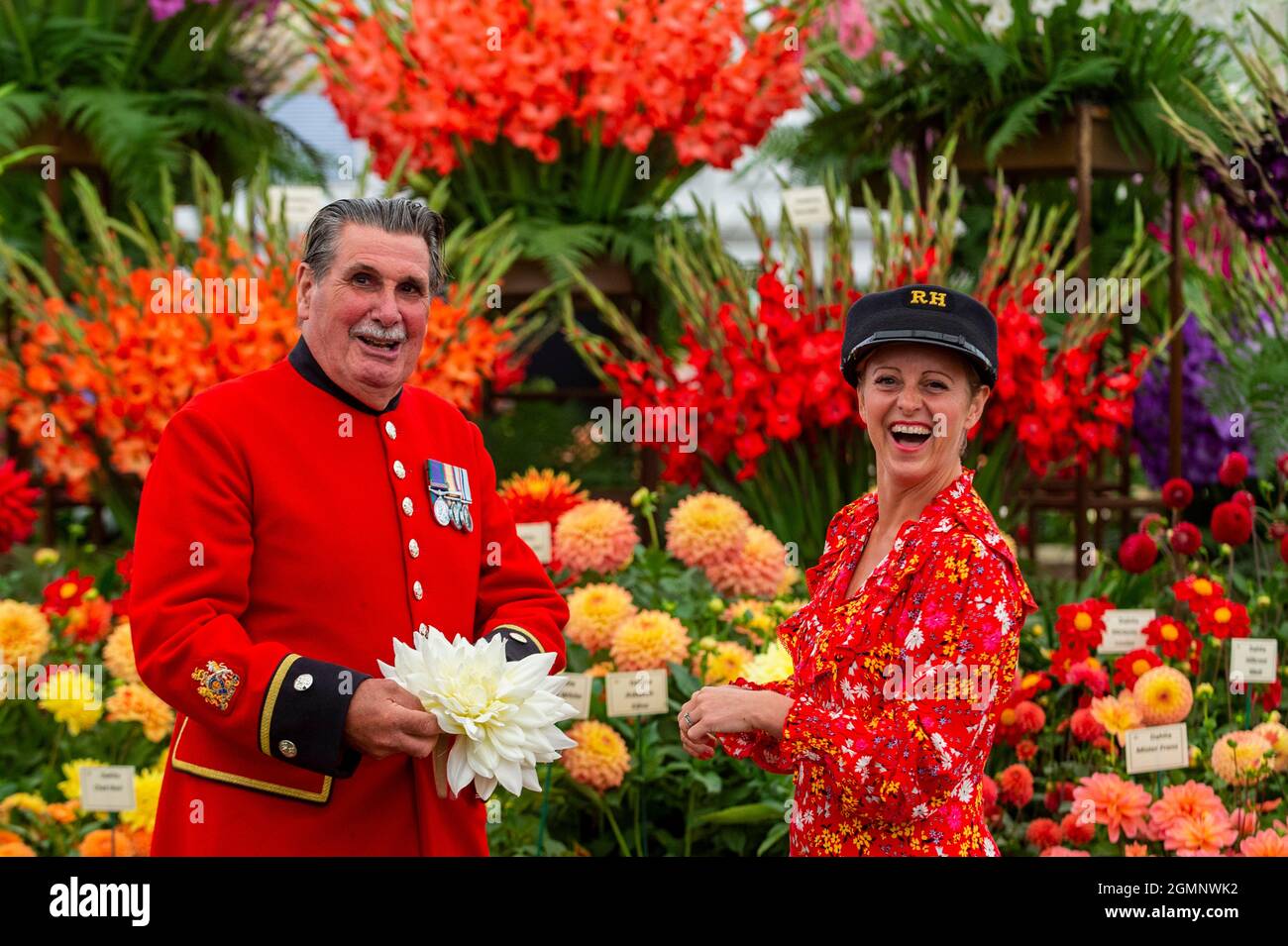 London, Großbritannien. 20. September 2021. Arthur Currie, Rentner in Chelsea, und Andie McDowell von Dahlia Beach posieren mit Dahlien am Stand der Pheasant Acre Plants auf der RHS Chelsea Flower Show. Aufgrund von Covid-19-Bedenken im vergangenen Jahr abgesagt, ist dies das erste Mal, dass die Show im September (in der Regel im Mai) stattfindet. Die Show läuft bis zum 26. September im Royal Hospital Chelsea. Kredit: Stephen Chung / Alamy Live Nachrichten Stockfoto