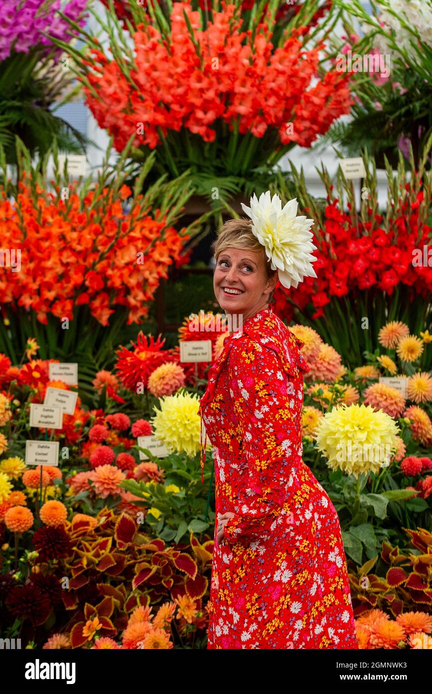 London, Großbritannien. 20. September 2021. Andie McDowell von Dahlia Beach posiert mit Dahlien am Pheasant Acre Plants Stand auf der RHS Chelsea Flower Show. Aufgrund von Covid-19-Bedenken im vergangenen Jahr abgesagt, ist dies das erste Mal, dass die Show im September (in der Regel im Mai) stattfindet. Die Show läuft bis zum 26. September im Royal Hospital Chelsea. Kredit: Stephen Chung / Alamy Live Nachrichten Stockfoto