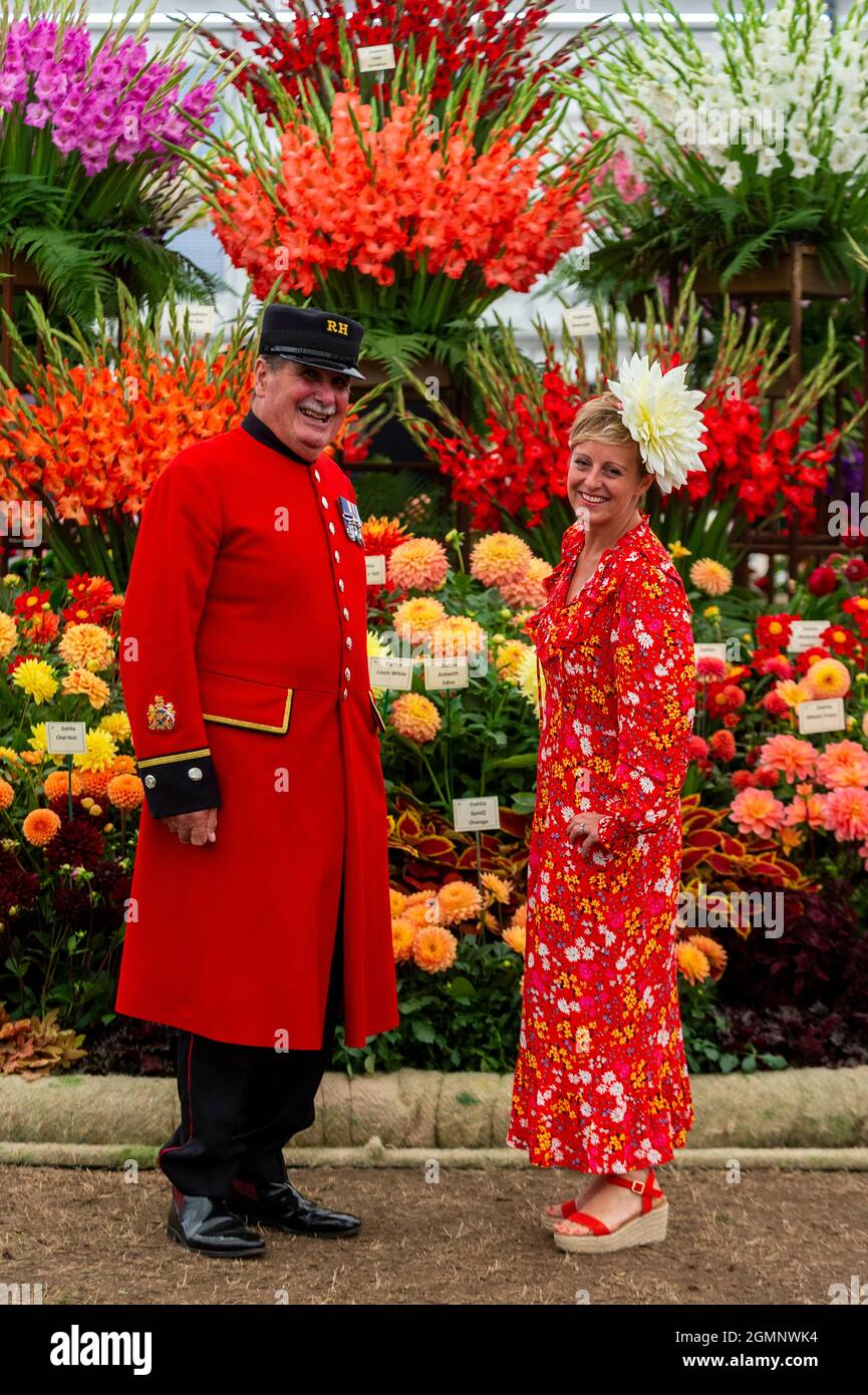 London, Großbritannien. 20. September 2021. Arthur Currie, Rentner in Chelsea, und Andie McDowell von Dahlia Beach posieren mit Dahlien am Stand der Pheasant Acre Plants auf der RHS Chelsea Flower Show. Aufgrund von Covid-19-Bedenken im vergangenen Jahr abgesagt, ist dies das erste Mal, dass die Show im September (in der Regel im Mai) stattfindet. Die Show läuft bis zum 26. September im Royal Hospital Chelsea. Kredit: Stephen Chung / Alamy Live Nachrichten Stockfoto