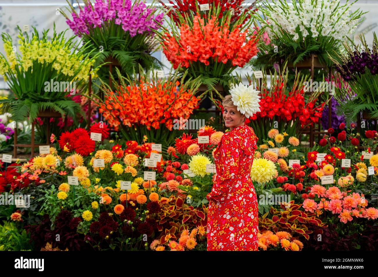 London, Großbritannien. 20. September 2021. Andie McDowell von Dahlia Beach posiert mit Dahlien am Pheasant Acre Plants Stand auf der RHS Chelsea Flower Show. Aufgrund von Covid-19-Bedenken im vergangenen Jahr abgesagt, ist dies das erste Mal, dass die Show im September (in der Regel im Mai) stattfindet. Die Show läuft bis zum 26. September im Royal Hospital Chelsea. Kredit: Stephen Chung / Alamy Live Nachrichten Stockfoto