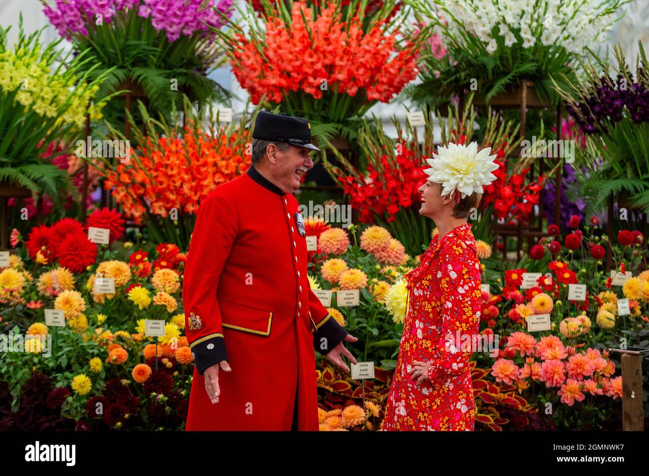 London, Großbritannien. 20. September 2021. Arthur Currie, Rentner in Chelsea, und Andie McDowell von Dahlia Beach posieren mit Dahlien am Stand der Pheasant Acre Plants auf der RHS Chelsea Flower Show. Aufgrund von Covid-19-Bedenken im vergangenen Jahr abgesagt, ist dies das erste Mal, dass die Show im September (in der Regel im Mai) stattfindet. Die Show läuft bis zum 26. September im Royal Hospital Chelsea. Kredit: Stephen Chung / Alamy Live Nachrichten Stockfoto