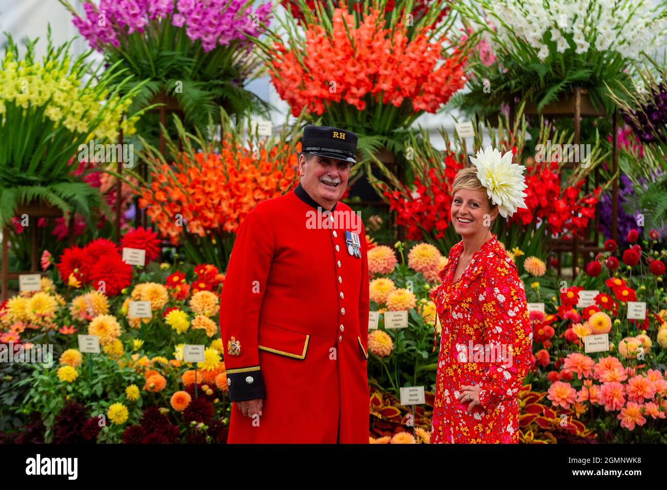 London, Großbritannien. 20. September 2021. Arthur Currie, Rentner in Chelsea, und Andie McDowell von Dahlia Beach posieren mit Dahlien am Stand der Pheasant Acre Plants auf der RHS Chelsea Flower Show. Aufgrund von Covid-19-Bedenken im vergangenen Jahr abgesagt, ist dies das erste Mal, dass die Show im September (in der Regel im Mai) stattfindet. Die Show läuft bis zum 26. September im Royal Hospital Chelsea. Kredit: Stephen Chung / Alamy Live Nachrichten Stockfoto