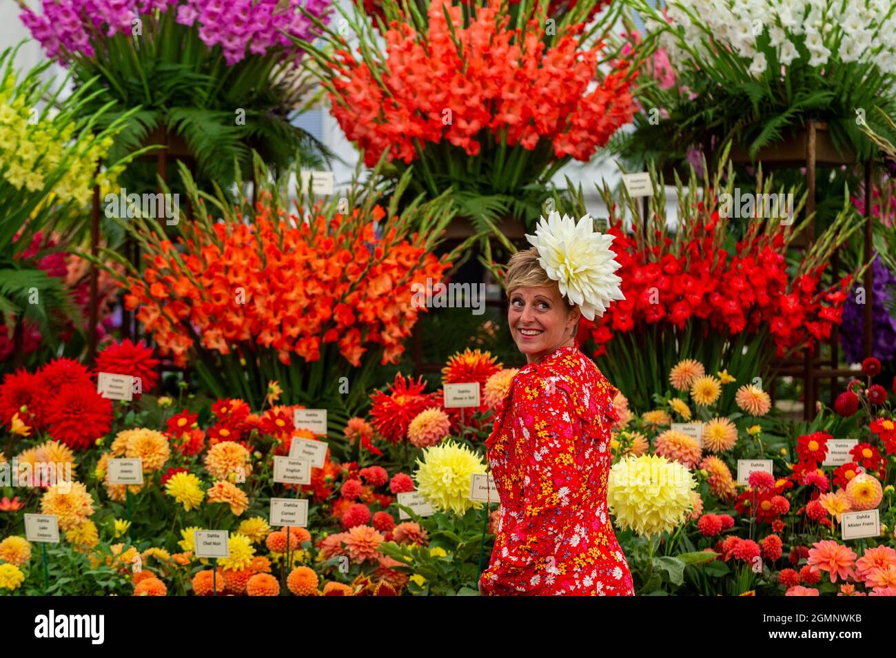 London, Großbritannien. 20. September 2021. Andie McDowell von Dahlia Beach posiert mit Dahlien am Pheasant Acre Plants Stand auf der RHS Chelsea Flower Show. Aufgrund von Covid-19-Bedenken im vergangenen Jahr abgesagt, ist dies das erste Mal, dass die Show im September (in der Regel im Mai) stattfindet. Die Show läuft bis zum 26. September im Royal Hospital Chelsea. Kredit: Stephen Chung / Alamy Live Nachrichten Stockfoto