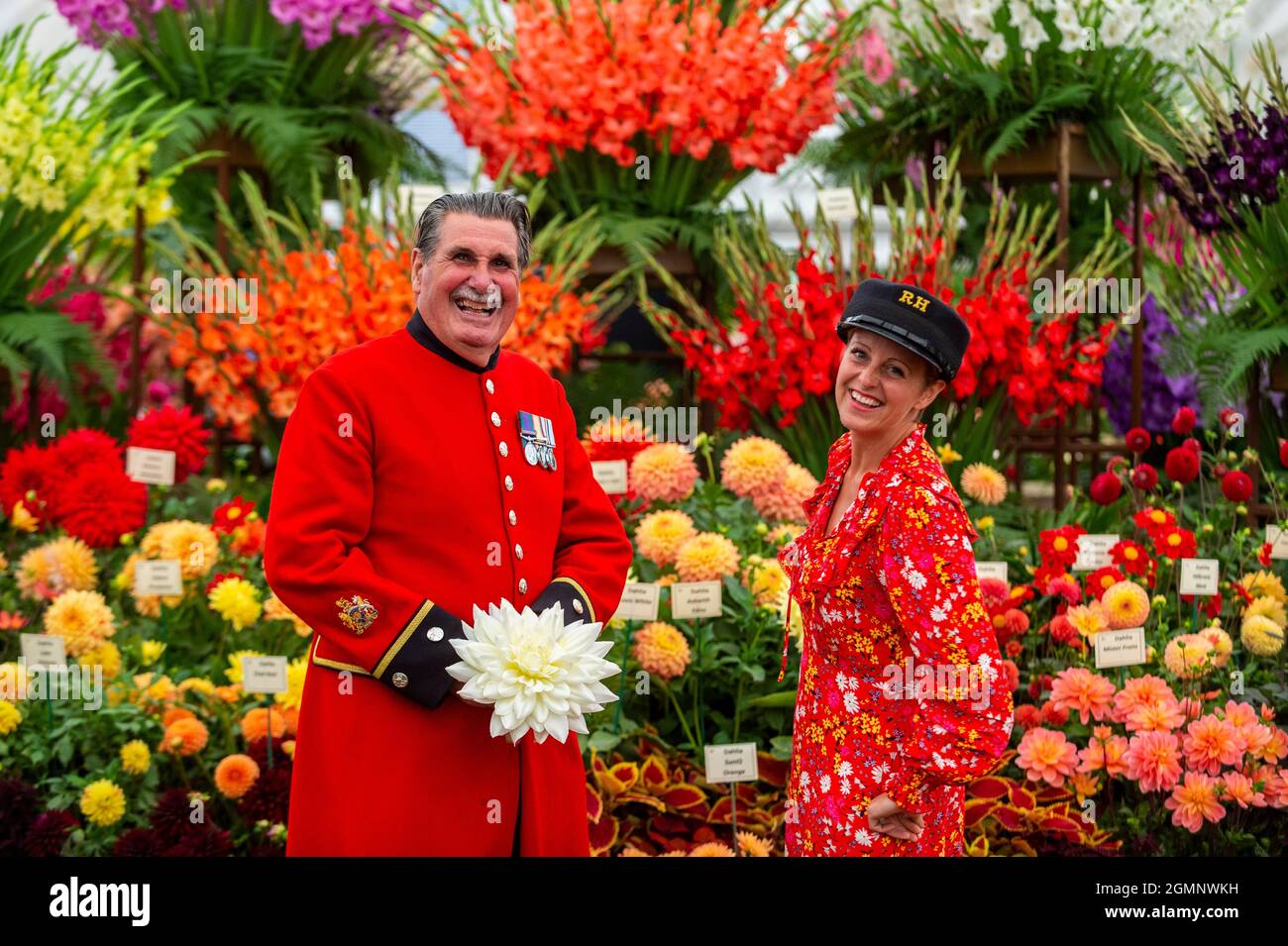 London, Großbritannien. 20. September 2021. Arthur Currie, Rentner in Chelsea, und Andie McDowell von Dahlia Beach posieren mit Dahlien am Stand der Pheasant Acre Plants auf der RHS Chelsea Flower Show. Aufgrund von Covid-19-Bedenken im vergangenen Jahr abgesagt, ist dies das erste Mal, dass die Show im September (in der Regel im Mai) stattfindet. Die Show läuft bis zum 26. September im Royal Hospital Chelsea. Kredit: Stephen Chung / Alamy Live Nachrichten Stockfoto