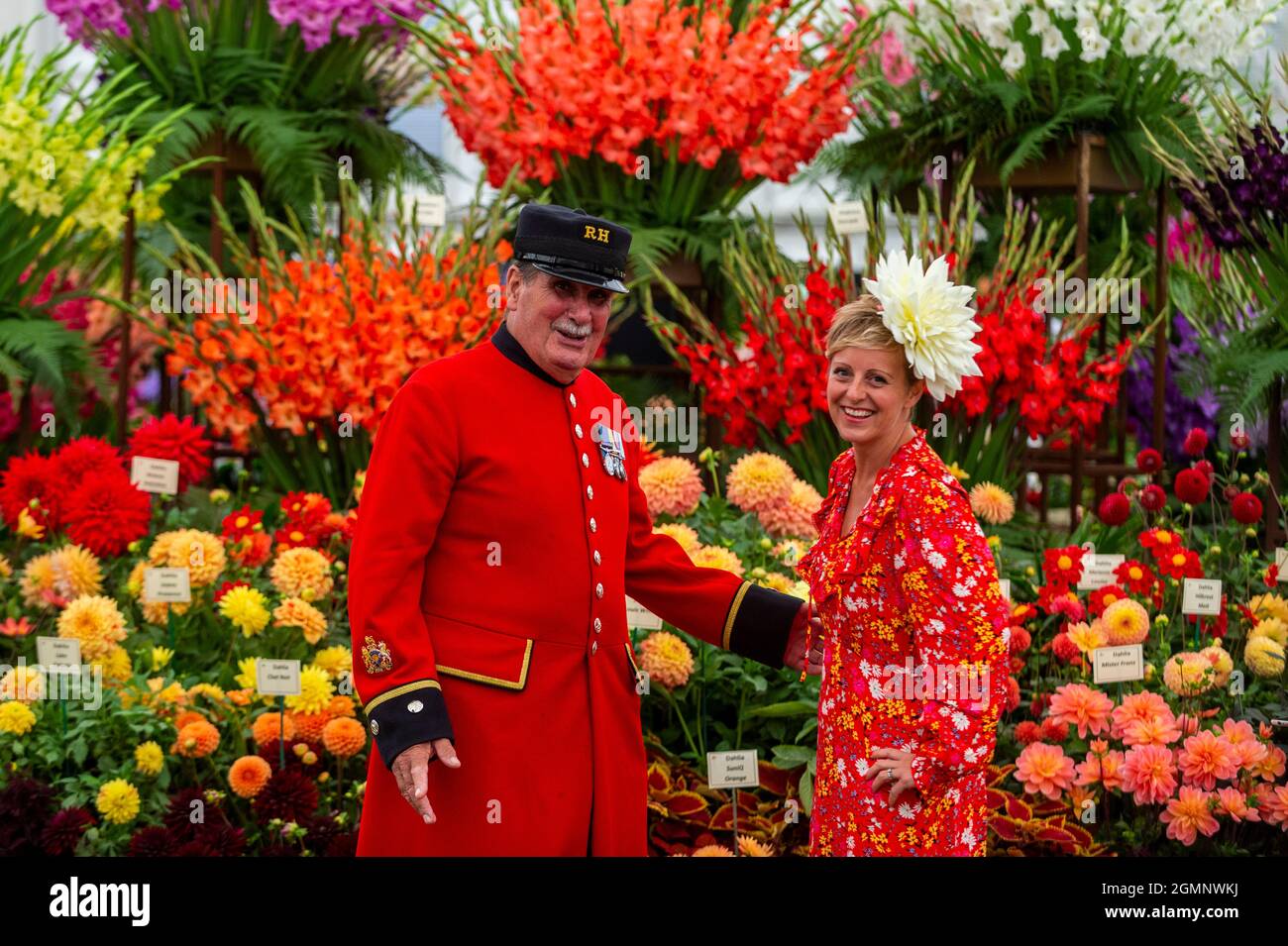 London, Großbritannien. 20. September 2021. Arthur Currie, Rentner in Chelsea, und Andie McDowell von Dahlia Beach posieren mit Dahlien am Stand der Pheasant Acre Plants auf der RHS Chelsea Flower Show. Aufgrund von Covid-19-Bedenken im vergangenen Jahr abgesagt, ist dies das erste Mal, dass die Show im September (in der Regel im Mai) stattfindet. Die Show läuft bis zum 26. September im Royal Hospital Chelsea. Kredit: Stephen Chung / Alamy Live Nachrichten Stockfoto