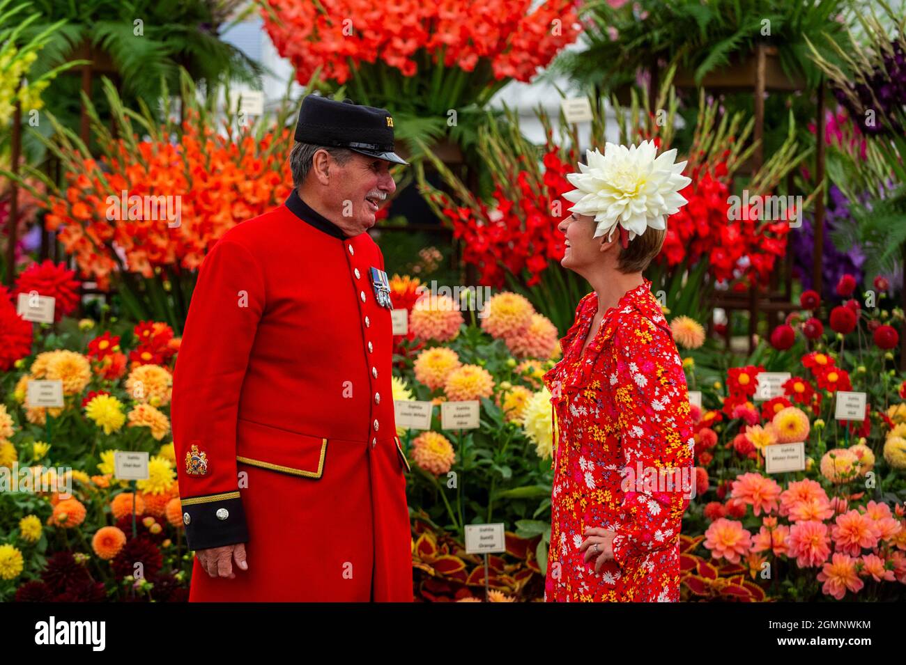 London, Großbritannien. 20. September 2021. Arthur Currie, Rentner in Chelsea, und Andie McDowell von Dahlia Beach posieren mit Dahlien am Stand der Pheasant Acre Plants auf der RHS Chelsea Flower Show. Aufgrund von Covid-19-Bedenken im vergangenen Jahr abgesagt, ist dies das erste Mal, dass die Show im September (in der Regel im Mai) stattfindet. Die Show läuft bis zum 26. September im Royal Hospital Chelsea. Kredit: Stephen Chung / Alamy Live Nachrichten Stockfoto