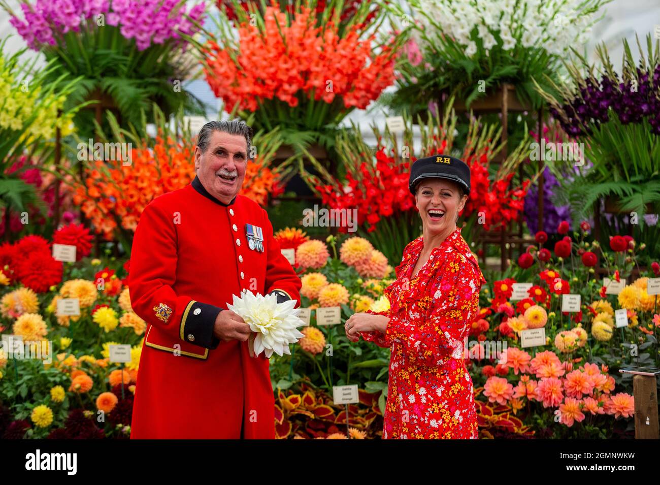 London, Großbritannien. 20. September 2021. Arthur Currie, Rentner in Chelsea, und Andie McDowell von Dahlia Beach posieren mit Dahlien am Stand der Pheasant Acre Plants auf der RHS Chelsea Flower Show. Aufgrund von Covid-19-Bedenken im vergangenen Jahr abgesagt, ist dies das erste Mal, dass die Show im September (in der Regel im Mai) stattfindet. Die Show läuft bis zum 26. September im Royal Hospital Chelsea. Kredit: Stephen Chung / Alamy Live Nachrichten Stockfoto