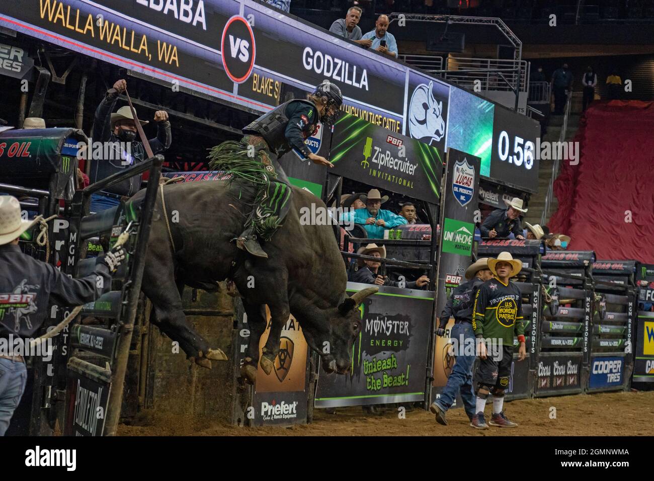 NEWARK, NJ - 18. SEPTEMBER: Derek Kolbaba reitet Godzilla während der Professional Bull Riders 2021 Entfesseln Sie das Beast-Event im Prudential Center am Septe Stockfoto