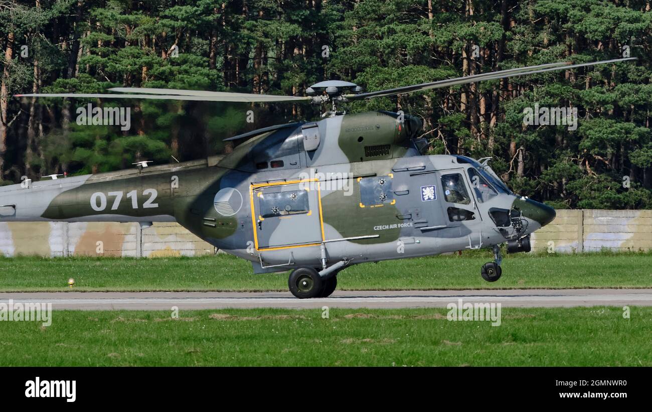Getarnter Hubschrauber der slowakischen Luftwaffe PZL W-3 Sokol, der tief über einem Flugplatz fliegt. Stockfoto